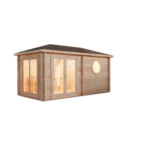 Finntherm Gartensauna Pori-70 aus naturbelassenem Fichtenholz mit Walmdach und runden Fenster.