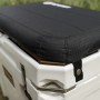 Petromax Sitzkissen Schwarz auf Kühlbox 25l: Bequemer Rastplatz für unterwegs.