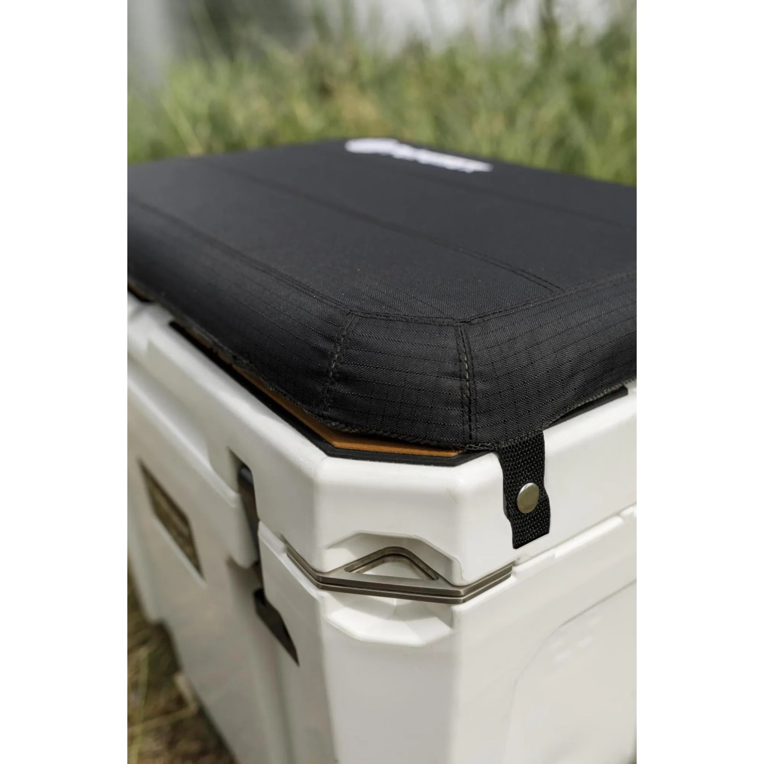 Petromax Sitzkissen Schwarz auf Kühlbox 25l: Bequemer Rastplatz für unterwegs.