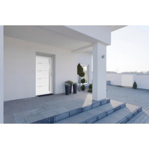 Weiße Sicherheits-Haustür ThermoSpace Oslo Prime RC2 (110x210 cm) mit Anschlag rechts in Hauseingang.