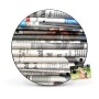 Runde, schwarze Magnettafel mit Zeitungsmotiv und Foto als Wanddekoration.