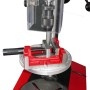 Rotwerk Maschinenschraubstock MSS75 VH auf einer Bohrmaschine, rot und silber.