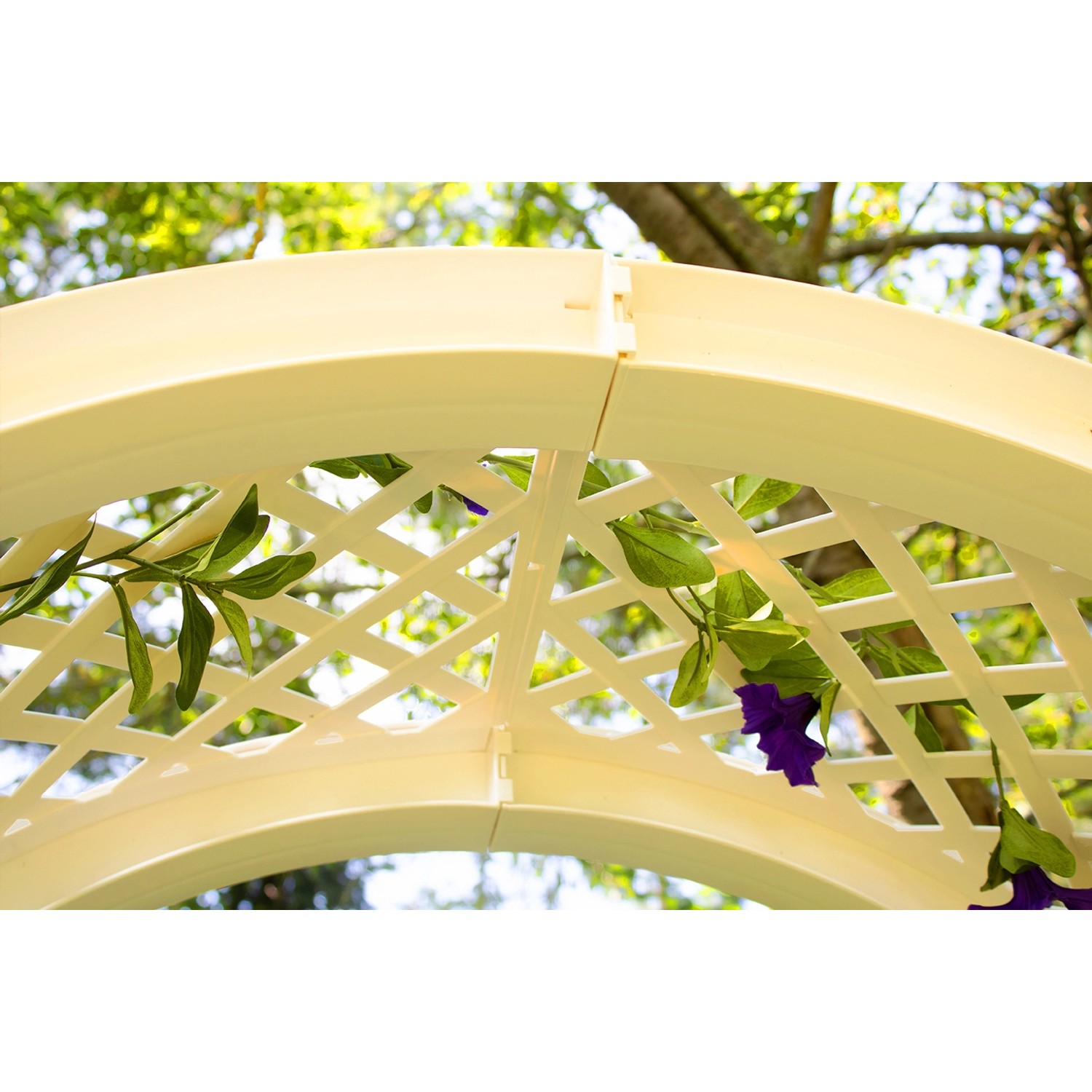 Detailansicht des weißen KHW Rosenbogens mit Rankgitter und blühenden Pflanzen.