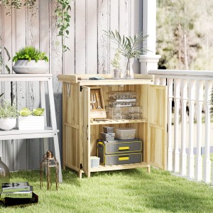 Geöffneter Outsunny Gartenschrank aus Tannenholz mit Werkzeug und Zubehör auf zwei Regalen.