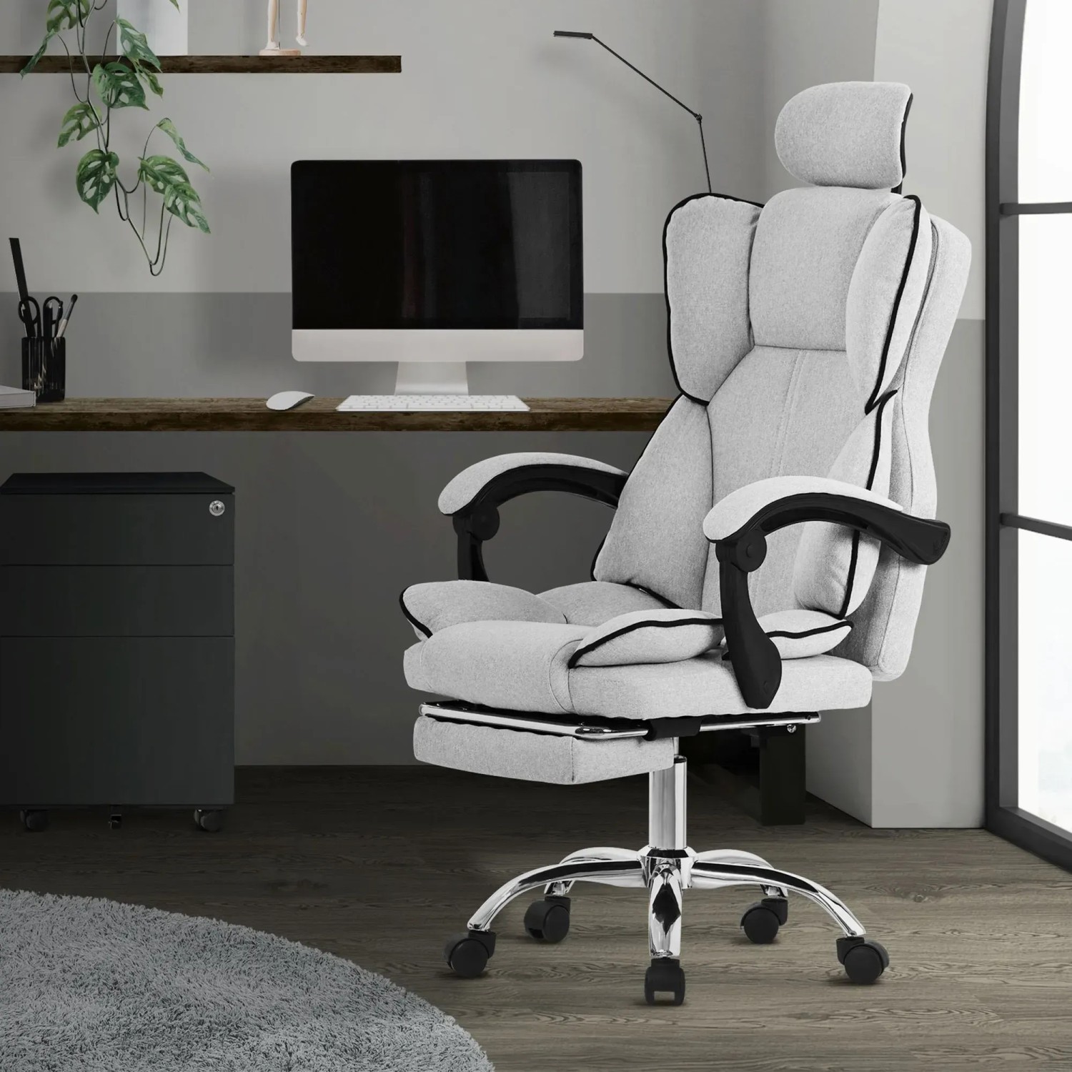 Ergonomischer, hellgrauer ML-Design Bürostuhl mit Beinauflage und verstellbarer Kopfstütze.