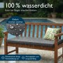 Anthrazitfarbene, wasserdichte Beautissu Outdoor Bankauflage auf Holzbank im Regen. Ideal für Garten & Terrasse.