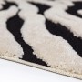 Nahaufnahme des Flair Rugs Hochflorteppichs Esra Zebra. Schwarz-weißer, zotteliger Flor mit strukturierter Hoch-Tief-Optik.