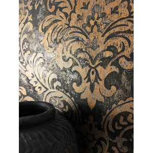 Newroom Vliestapete Sullivan Schwarz mit Barock Muster und Vintage Struktur.
