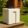 Weißer KMND 60L Kubus Trinkwasser Wassertank aus PE mit Füllstandsanzeige auf Holzstufen im Garten.