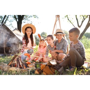 Kinder grillen Würstchen am Lagerfeuer mit Lagerfeuerstock-Set (2 Stk).