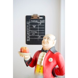 Beschriebene Marabu Tafelfarbe in Graphit an der Wand, Wochenplan mit Kreide.