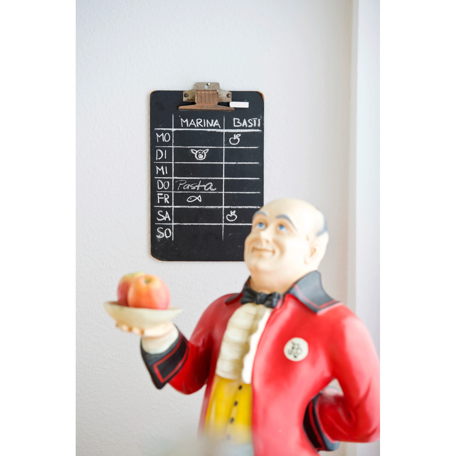Beschriebene Marabu Tafelfarbe in Graphit an der Wand, Wochenplan mit Kreide.