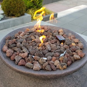 Elementi Lavasteine rötlich, 3 kg, für Gas-Feuerstellen in einer Feuerschale mit Flammen.