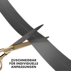 Graue KARAT Weichsockelleiste wird mit einer goldenen Schere zugeschnitten.