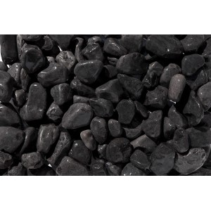 Nahaufnahme von glänzenden, schwarzen Marmor Zierkieseln (25-40mm) im PE-Sack, geeignet für Garten- und Landschaftsbau.