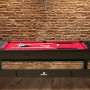 Spieltisch Reverso: Pooltisch und Airhockeytisch in einem mit Zubehör und rotem Tuch.