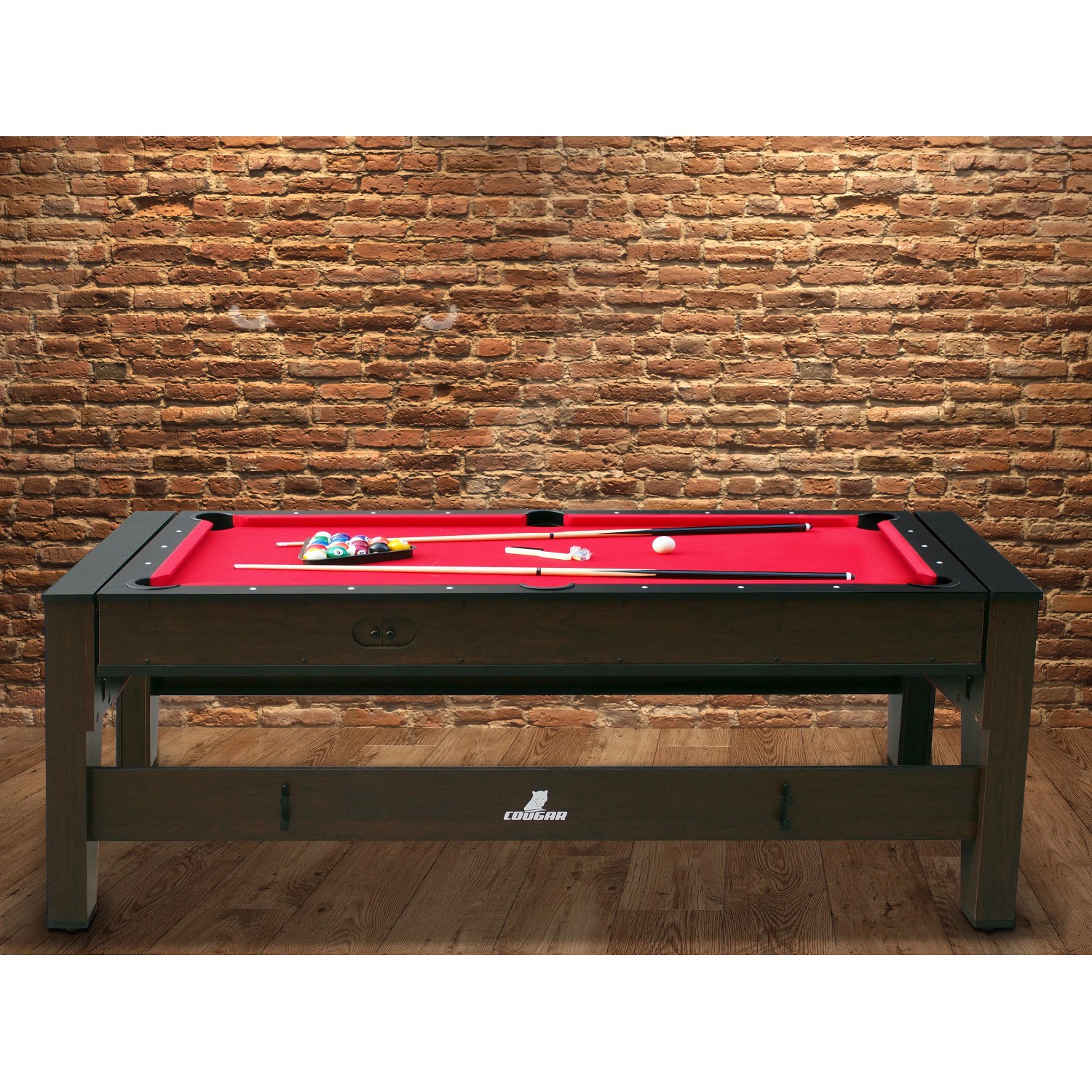 Spieltisch Reverso: Pooltisch und Airhockeytisch in einem mit Zubehör und rotem Tuch.