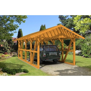 Skan Holz Carport Schwarzwald Eiche, Fachwerk-Bauweise mit Dachlattung und Auto im Garten.