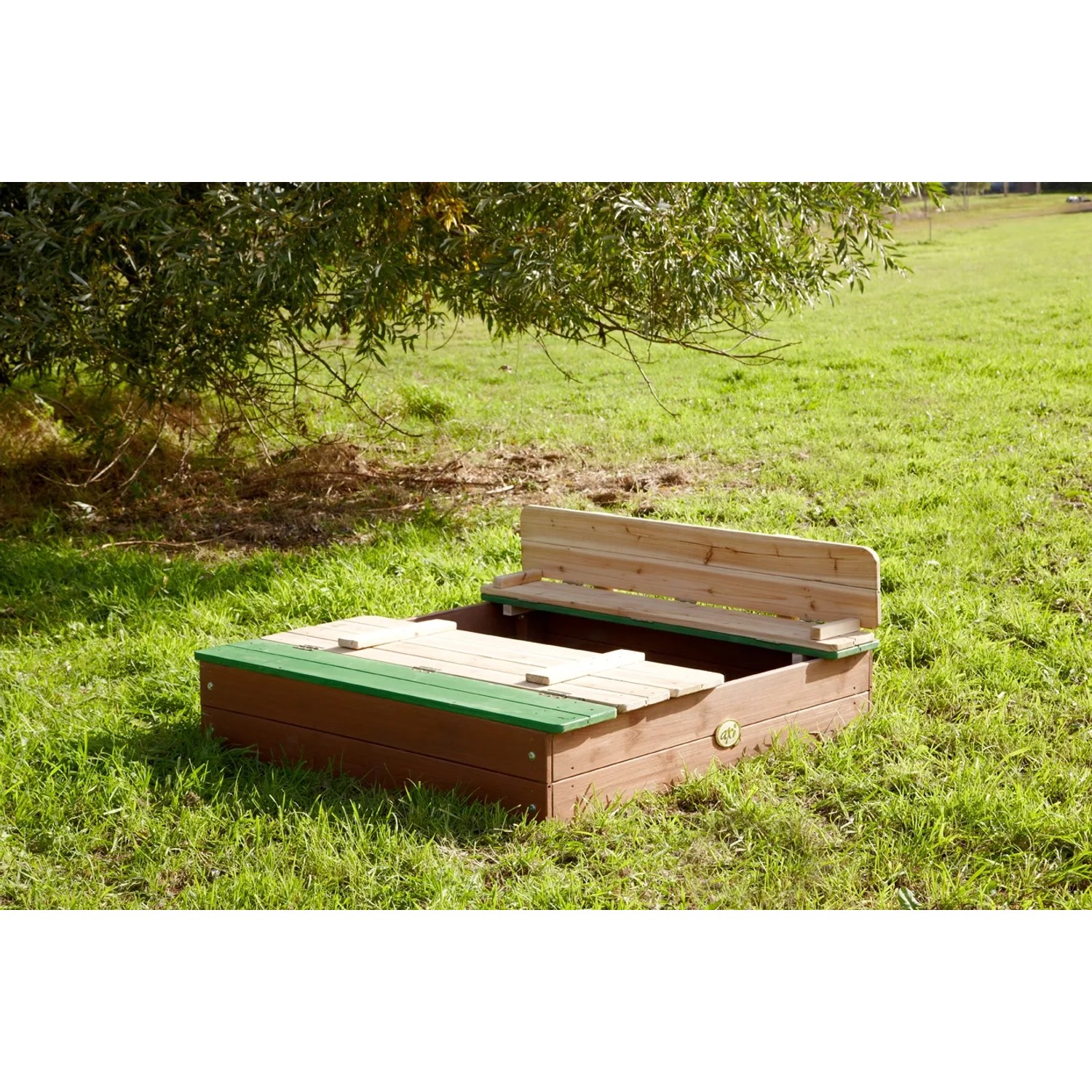 Axi Ella Sandkasten aus Holz, braun-grün, mit Deckel und Sitzbänken (100x95x20cm).