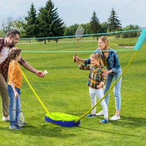 Familie spielt Badminton im Garten mit blauem, höhenverstellbarem SPORTNOW Kunststoff-Set. Spaß für Kinder & Erwachsene.