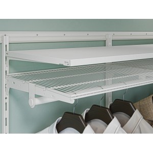 Weisse Metall-Hängeschiene (65 cm) mit Regalböden und Kleiderstange für Regalsystem.