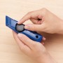 Blaues LUX Universalmesser Classic mit Stellrad in Händen, geeignet zum Schneiden von Teppich.