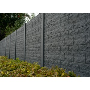 Betonzaun mit Acrylfarbe in Anthrazit-Grau (RAL 7016) für Sichtschutz, detailreiche Steinoptik.