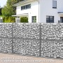 Verzinkter KARAT Gabionenkorb Lenox als Steinkorb Zaun und Sichtschutz vor einem Haus.