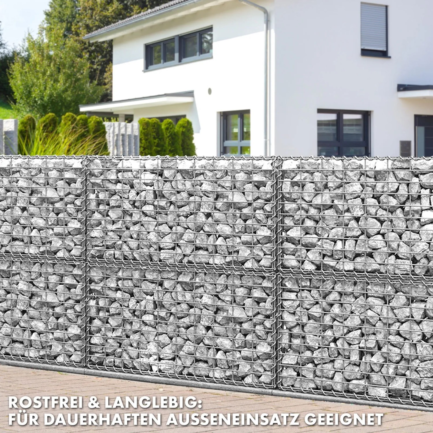 Verzinkter KARAT Gabionenkorb Lenox als Steinkorb Zaun und Sichtschutz vor einem Haus.