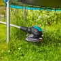 Gardena Akku-Trimmer EasyCut 23/18V im Einsatz im Garten unter Trampolin. Rasentrimmer mit Akku.