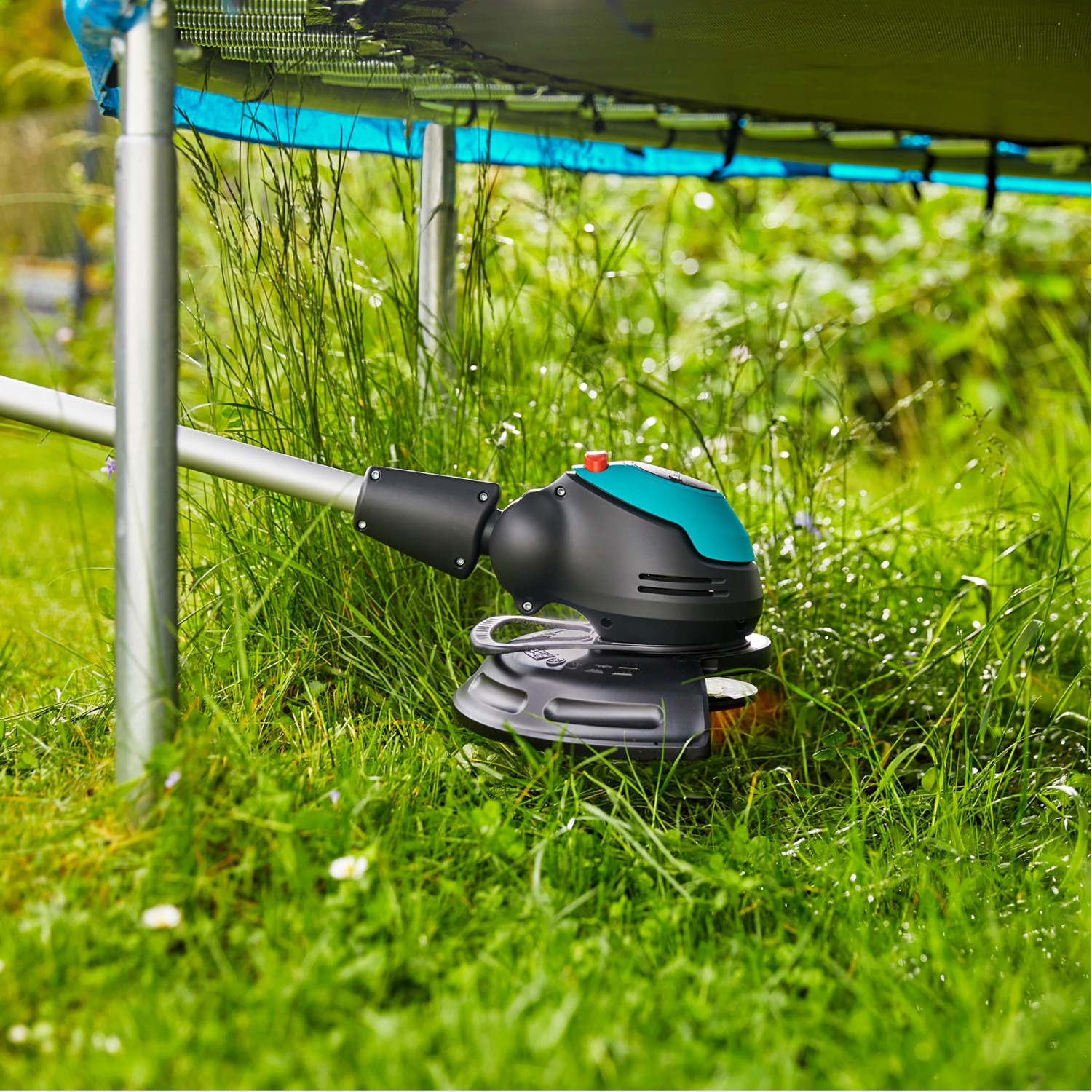Gardena Akku-Trimmer EasyCut 23/18V im Einsatz im Garten unter Trampolin. Rasentrimmer mit Akku.