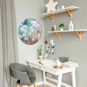 Runde, schwarze Magnettafel mit Lauchblüten-Motiv von Banjado, Wanddekoration.