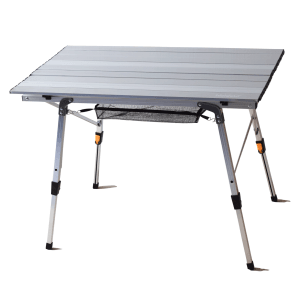 Silberner Highfeld Campingtisch aus Aluminium mit Faltfunktion und Ablagenetz.