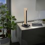 Eglo LED-Tischleuchte Camacho in Natur-Schwarz auf Nachttisch. Design-Tischlampe mit Touch-Funktion.