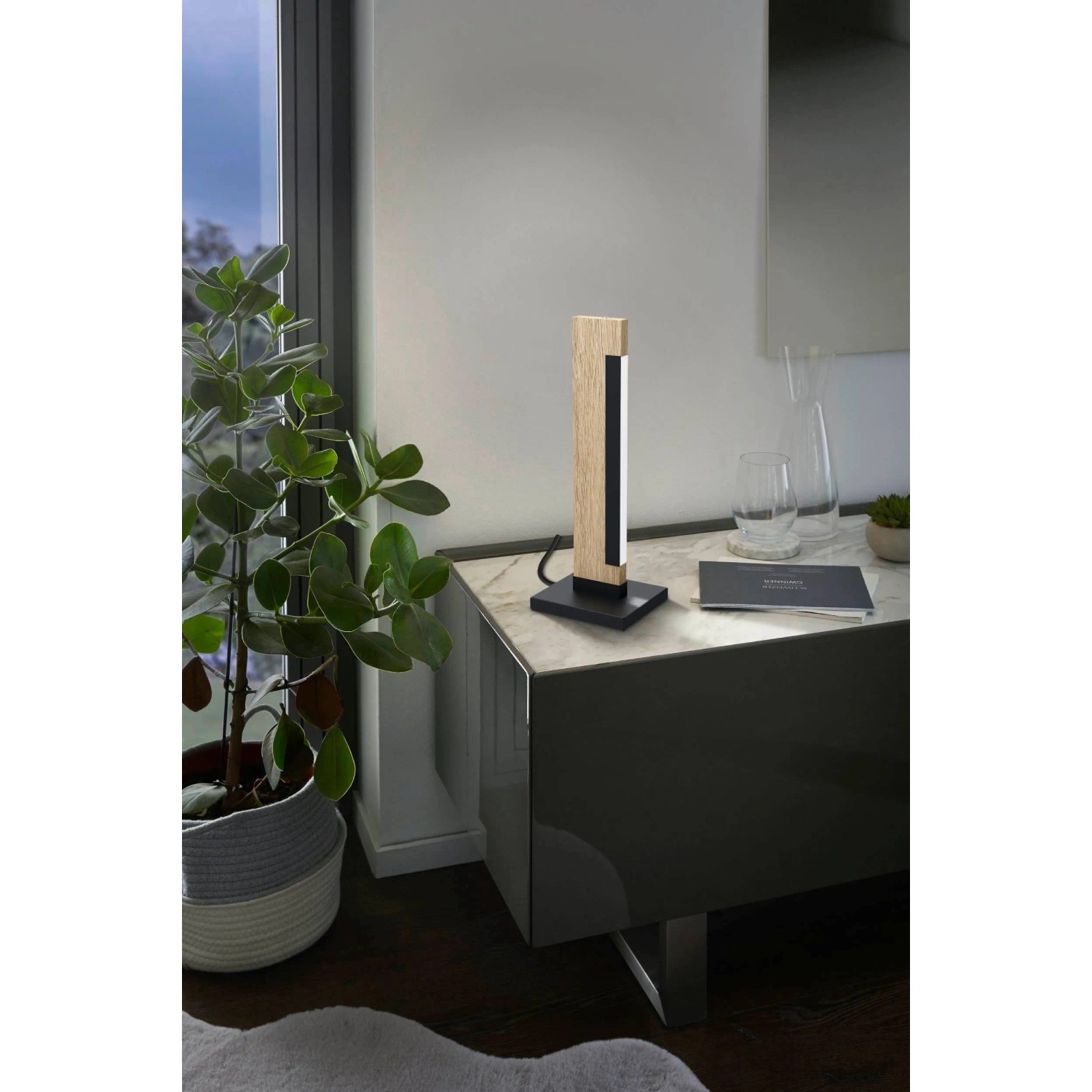 Eglo LED-Tischleuchte Camacho in Natur-Schwarz auf Nachttisch. Design-Tischlampe mit Touch-Funktion.