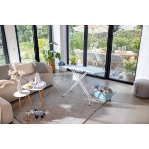 Leifheit Bügeltisch Classic S Basic, weiß, floraler Bezug, Bügeleisenablage, höhenverstellbar, im Wohnzimmer.