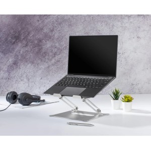 Hama Laptop-Stand aus Alu, höhenverstellbar und neigbar in Silber mit Laptop.