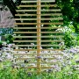 Dobar Rankhilfe Blattform 160 cm aus Lärchenholz im Garten, umgeben von blühenden Pflanzen.