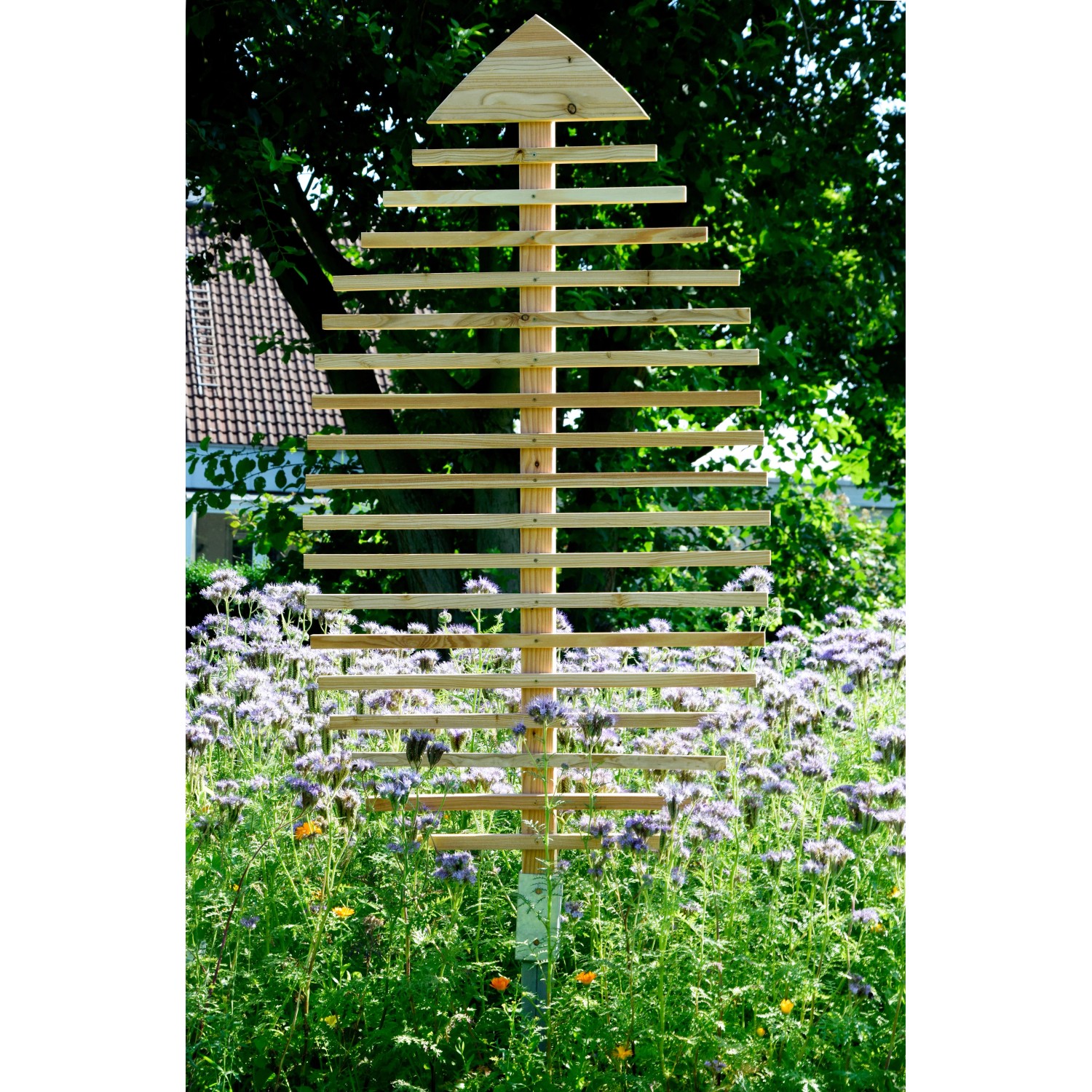 Dobar Rankhilfe Blattform 160 cm aus Lärchenholz im Garten, umgeben von blühenden Pflanzen.