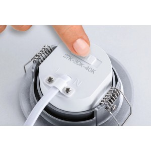 Hand wählt Lichtfarbe am Dip-Schalter eines FixedLED LED-Einbaustrahlers (2700K, 3000K, 4000K), Chrom matt.