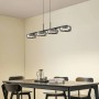 Moderne Lucande LED Pendelleuchte Martis, 4-flammig, schwarz mit Rauchglas, dimmbar, über Esstisch.