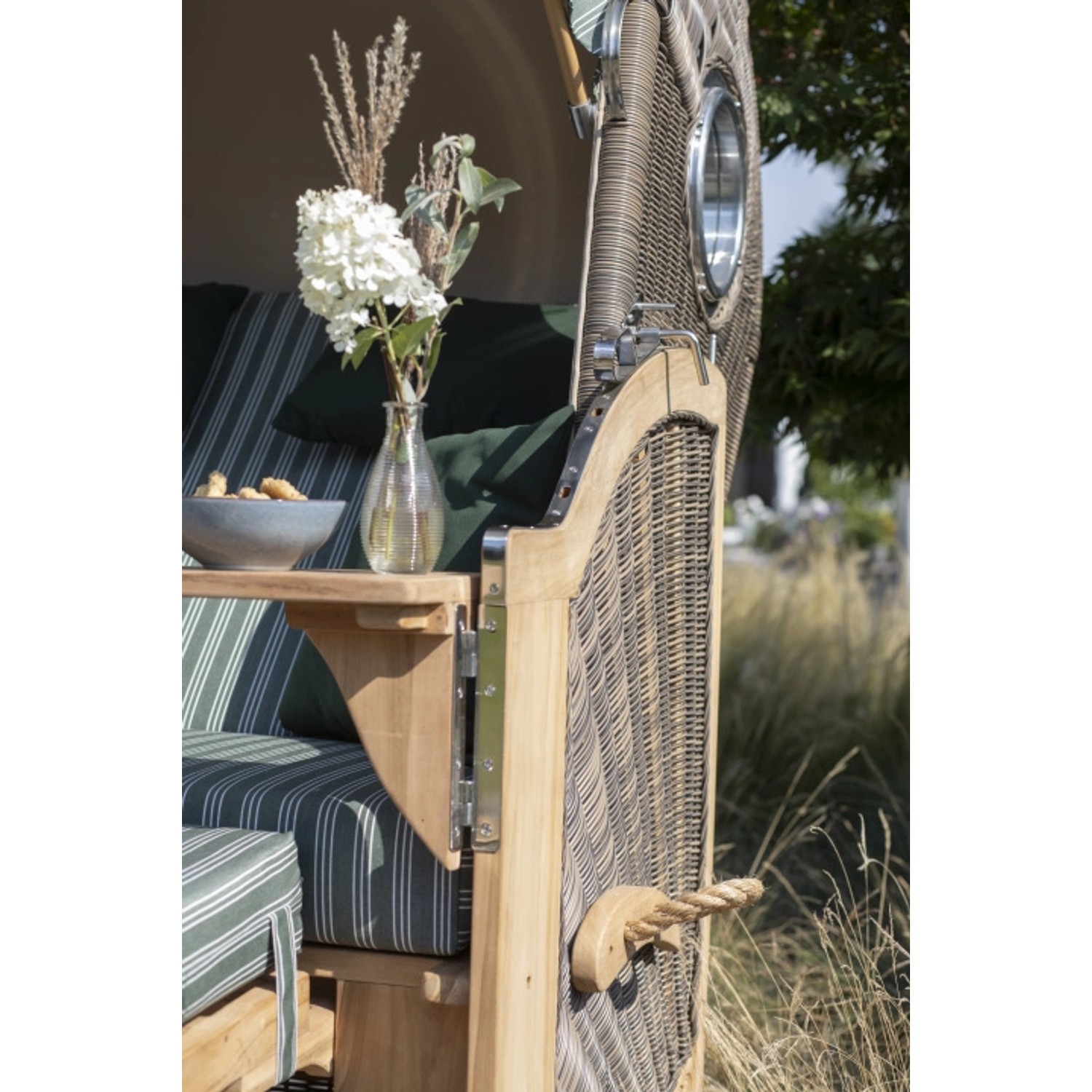 GarWoh Strandkorb Rantum Teak PE Grey Dessin 504 mit Bullauge und Tisch.