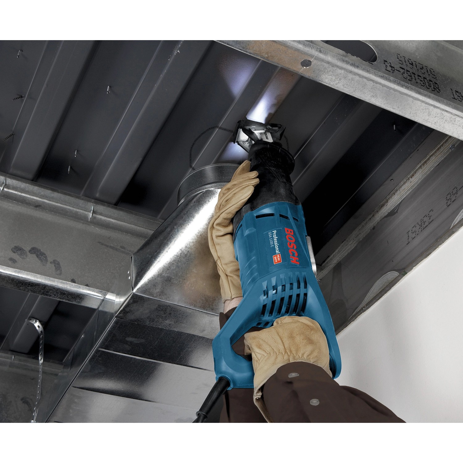 Bosch Professional GSA 1100 E Säbelsäge im Einsatz beim Sägen eines Metallrohrs.