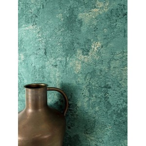 Newroom Vliestapete Kouri Petrol Putz Modern mit Putzstruktur und Vase im Vordergrund.