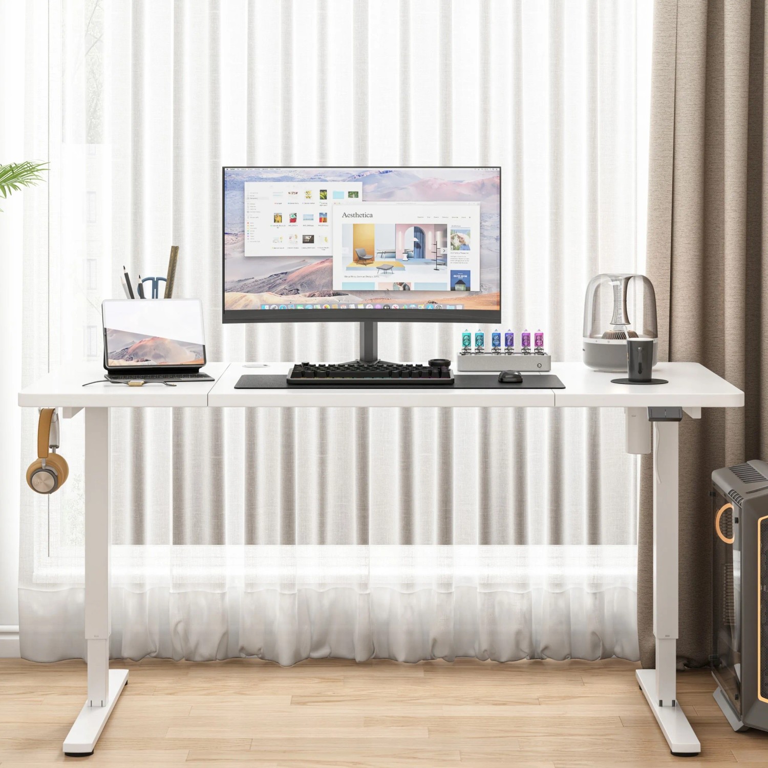 Weißer, höhenverstellbarer Rebiko Schreibtisch mit Monitor, Tastatur und Zubehör.