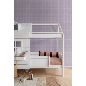 ESTAhome Vliestapete mit violettem Fliesenmuster an einer Wand im Kinderzimmer, neben einem weißen Hausbett.