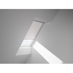 Weißes Velux Verdunkelungsrollo (DKL MK10 1025S) am Dachfenster für effektive Verdunkelung.
