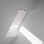 Weißes Velux Verdunkelungsrollo (DKL MK10 1025S) am Dachfenster für effektive Verdunkelung.