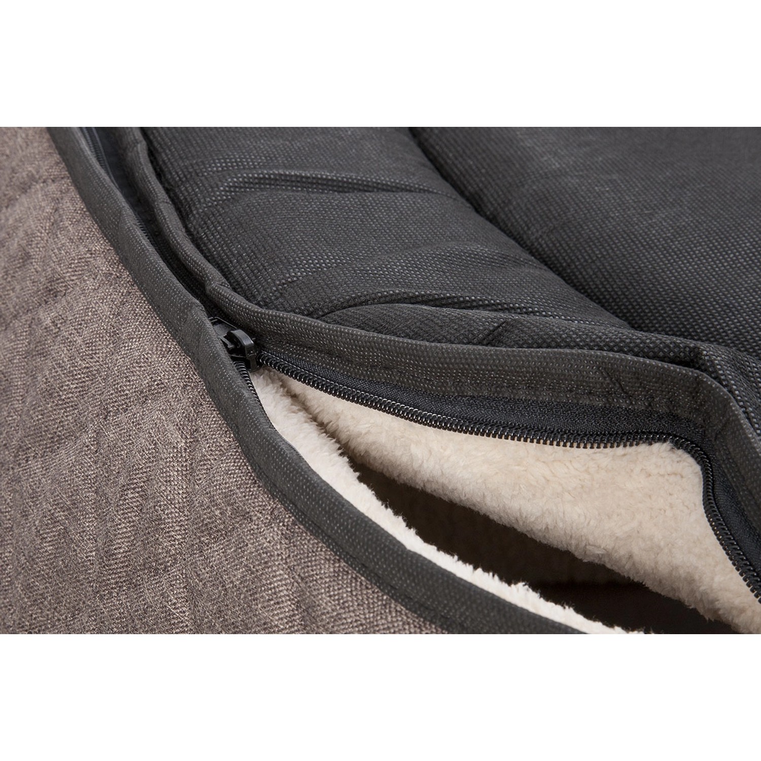 Detailaufnahme: Knuffelwuff Hundebett Lena, orthopädisch, braun/beige, mit Reißverschluss und weichem Innenfutter.
