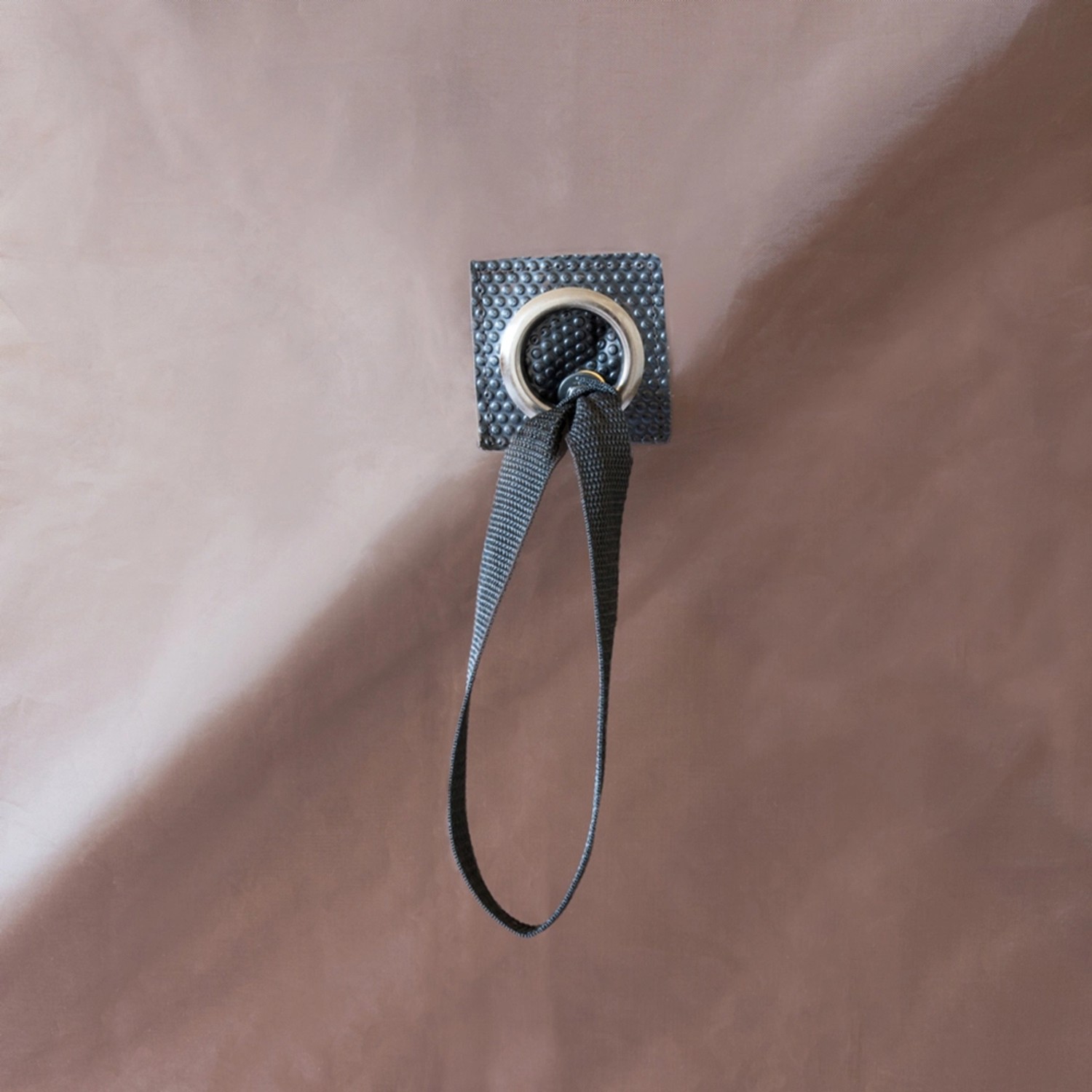 Detailaufnahme: Seitenwand für Faltpavillon ClapTop 400, Befestigungsdetail mit Öse und Band.